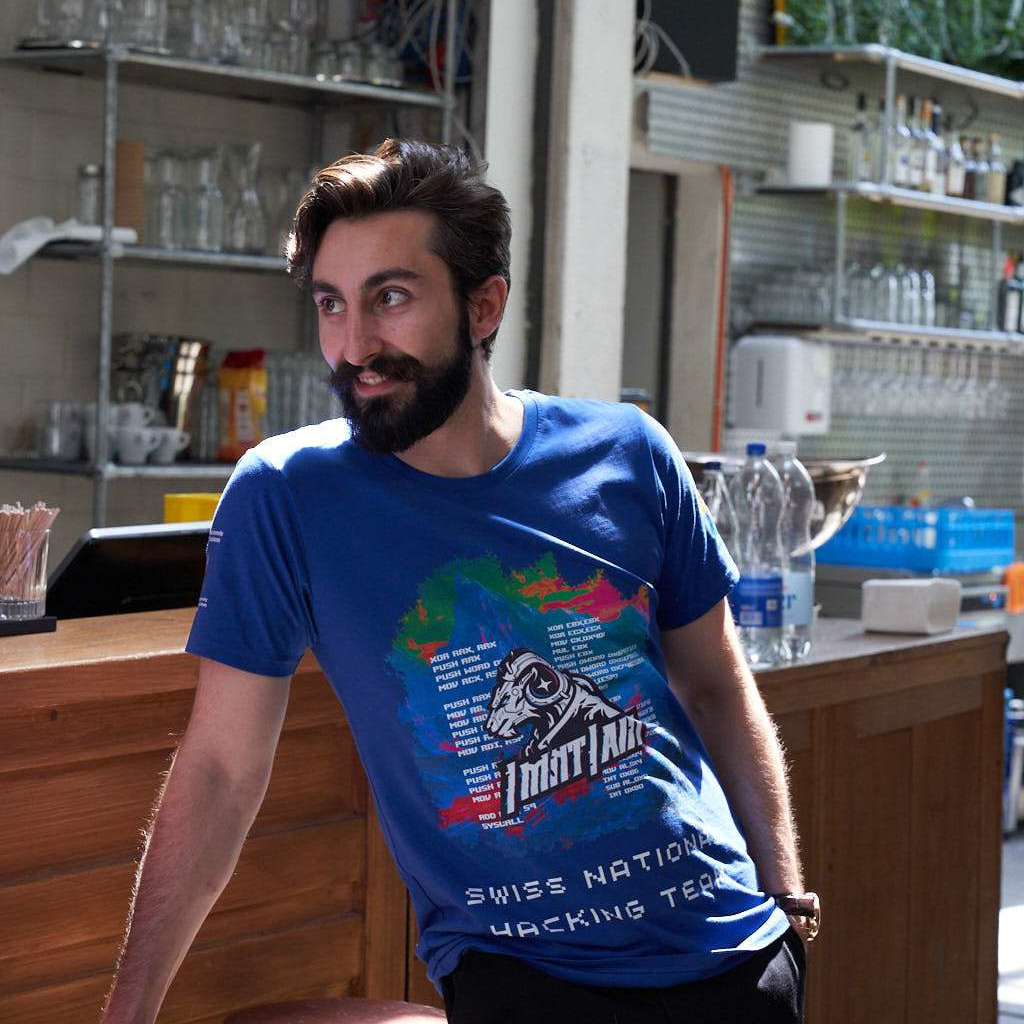 Manuel Bürge vor einem dunklen Hintergrund.
